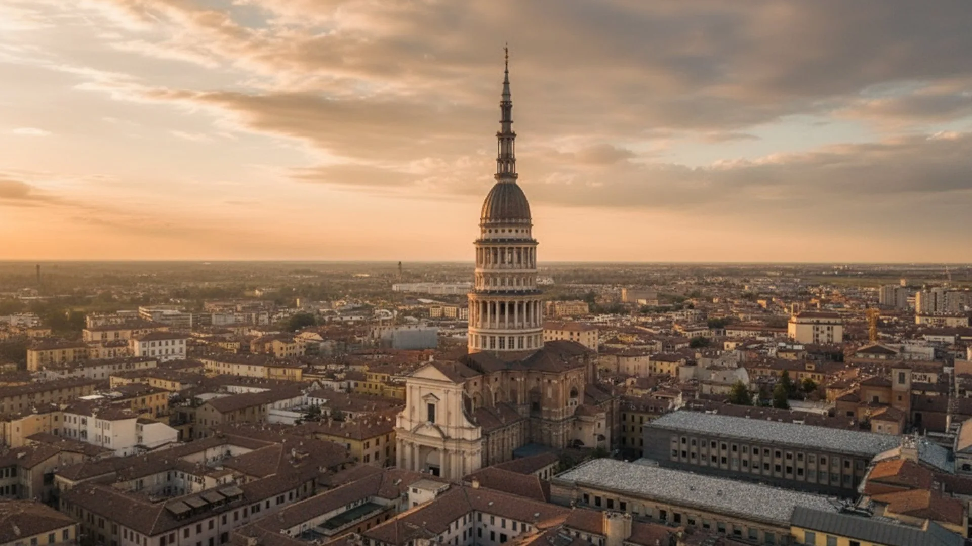 Novara al tramonto con la cupola di San Gaudenzio