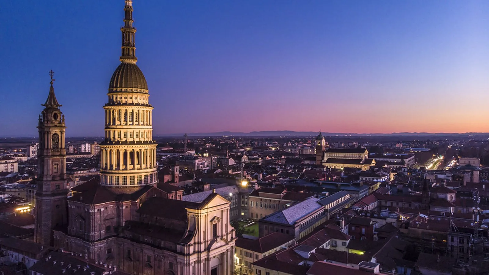 La cupola della Basilica di San Gaudenzio che domina lo skyline di Novara