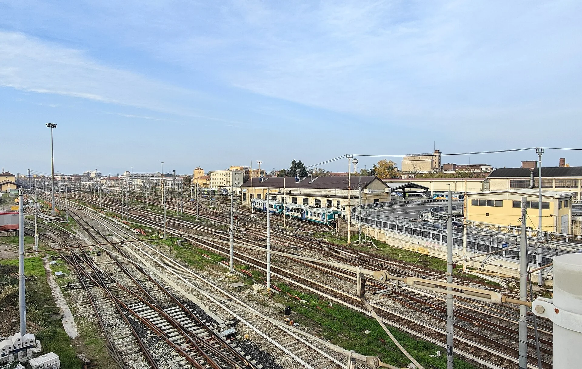 Il fascio di binari della stazione ferroviaria di Novara con i treni in sosta