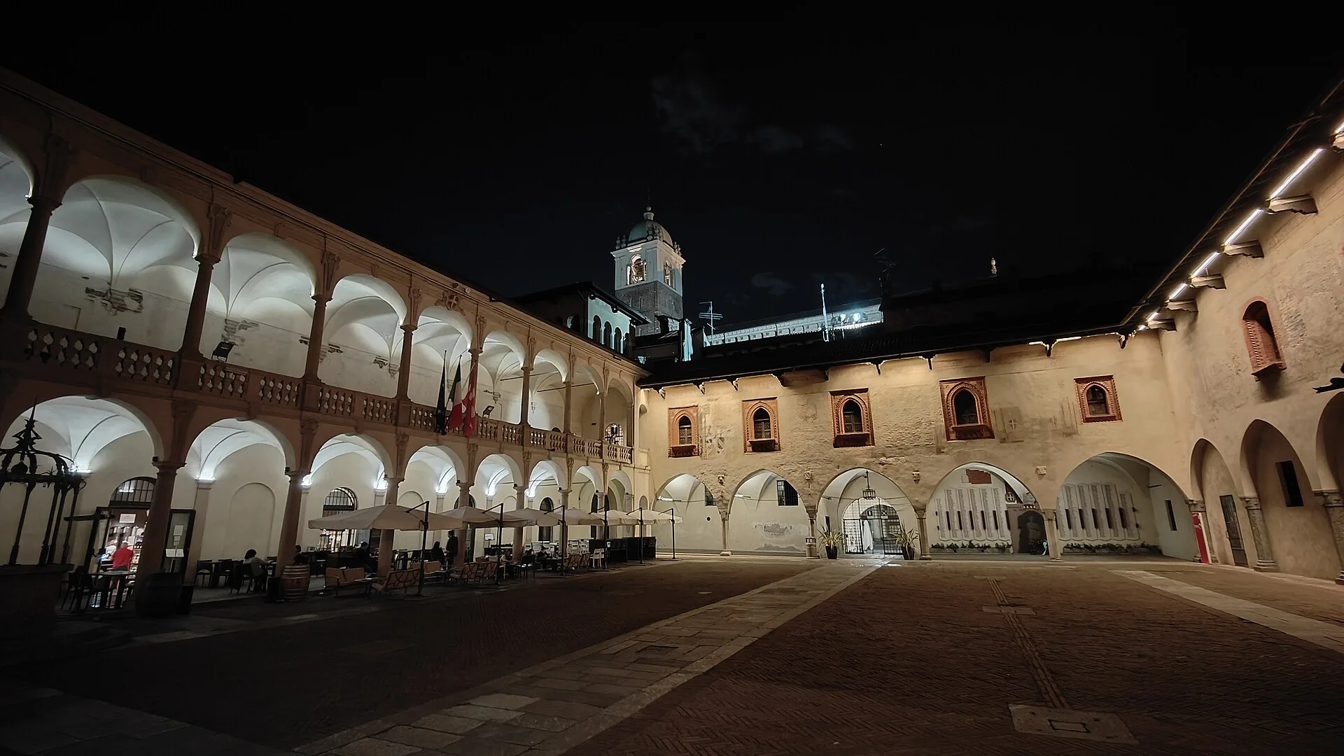 Il cortile interno del complesso monumentale del Broletto illuminato di sera