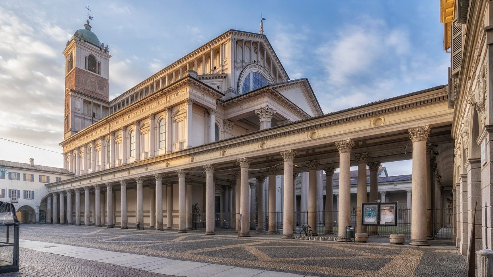 Il pronao neoclassico del Duomo di Novara con il colonnato