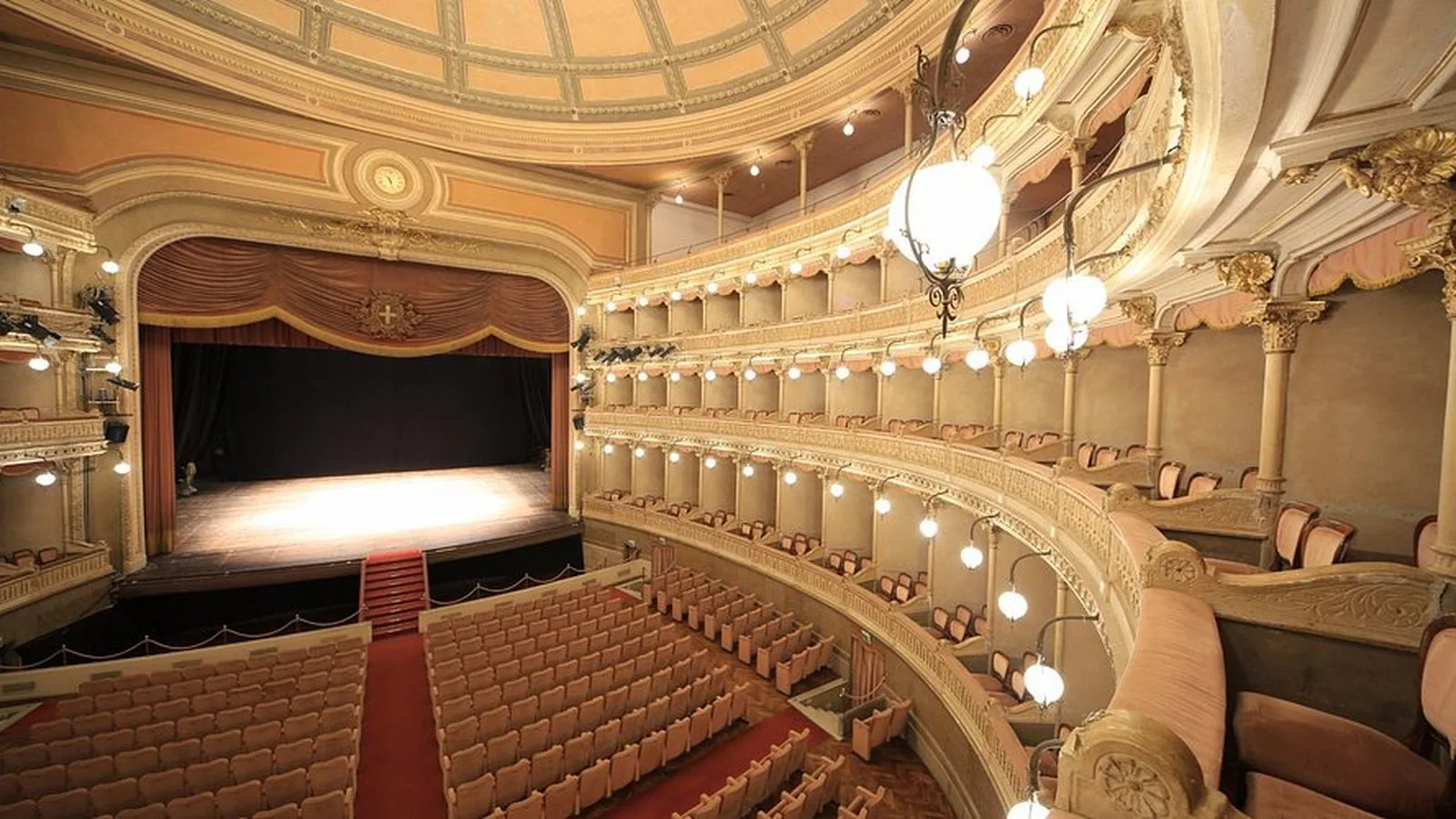 La sala del Teatro Coccia di Novara con i palchi e la platea
